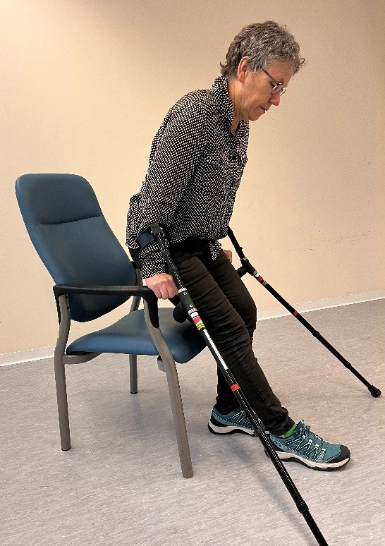 Oefening opstaan uit de stoel met krukken 2