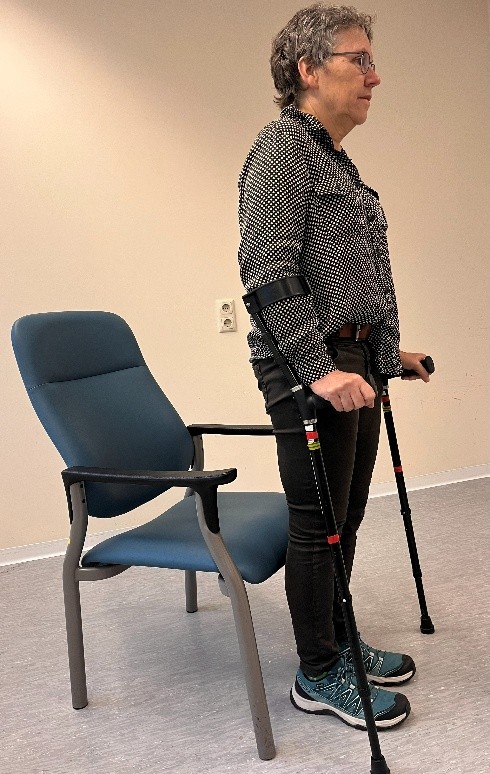 Oefening opstaan uit de stoel met krukken 3